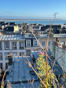 Aussicht vom Dach eines Gebäudes in der Unterkunft La PetiteVillaise in Granville + 6 Fotos