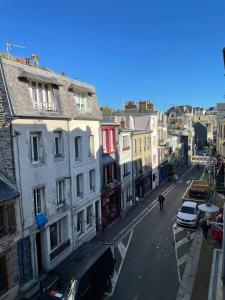 Blick auf eine Stadtstraße mit Gebäuden in der Unterkunft La PetiteVillaise in Granville