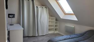 baño con cortina de ducha y ventana en Chambre proche circuit du Mans 500 m du virage de Mulsanne, en Mulsanne 1 foto más