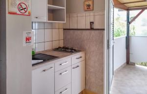 Η κουζίνα ή μικρή κουζίνα στο Cozy Apartment In Pag With Wifi
