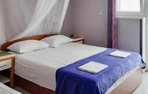 Ένα ή περισσότερα κρεβάτια σε δωμάτιο στο Cozy Apartment In Pag With Wifi