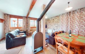 Posezení v ubytování 2 Bedroom Nice Home In Tournières