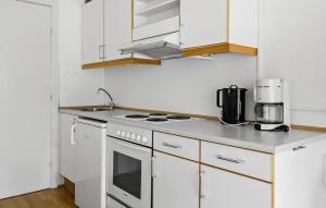 Dapur atau dapur kecil di Cozy Apartment In Nexø With Wifi