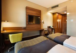 Cette chambre comprend 2 lits et une télévision à écran plat. dans l'établissement Holiday Inn Istanbul - Kadikoy, an IHG Hotel, à Istanbul