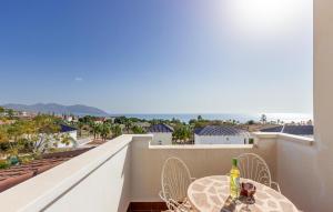 ein Tisch und Stühle auf einem Balkon mit Blick auf das Meer in der Unterkunft 3 Bedroom Lovely Home In Cartagena in Cartagena