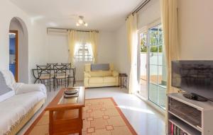 ein Wohnzimmer mit Sofa und Fernseher in der Unterkunft 3 Bedroom Lovely Home In Cartagena in Cartagena