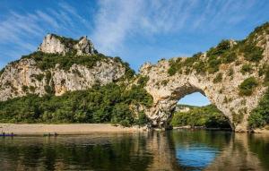 Montclusにある3 Bedroom Gorgeous Home In Montclusの水上岩のアーチ