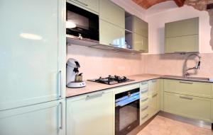 Montclusにある3 Bedroom Gorgeous Home In Montclusの白いキャビネットと冷蔵庫のあるキッチン