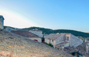 Montclusにある3 Bedroom Gorgeous Home In Montclusの屋根付きの町並み +13枚の写真