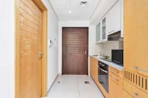 مطبخ أو مطبخ صغير في Silkhaus lovely studio with Downtown view in Boulevard central