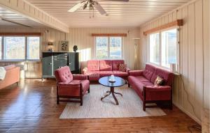 ein Wohnzimmer mit einer Couch und zwei Stühlen und einem Tisch in der Unterkunft Beautiful Home In Vestre Gausdal in Vestre Gausdal