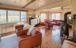 ein Wohnzimmer mit Couch und Kamin in der Unterkunft Beautiful Home In Vestre Gausdal in Vestre Gausdal