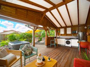 Kuchyň nebo kuchyňský kout v ubytování Bungalows Ti Lodge Martinique - près de la plage avec jacuzzi privé