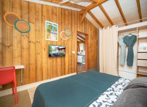 Postel nebo postele na pokoji v ubytování Bungalows Ti Lodge Martinique - près de la plage avec jacuzzi privé