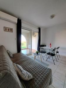 un salon avec un lit et une salle à manger dans l'établissement Appartement avec piscine à 2 pas de la plage, à Linguizzetta 59 autres photos