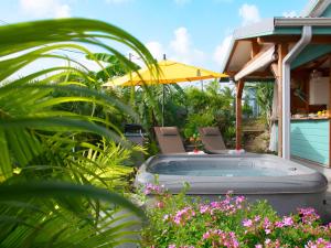 Zahrada ubytování Bungalows Ti Lodge Martinique - près de la plage avec jacuzzi privé