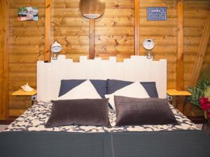 Postel nebo postele na pokoji v ubytování Bungalows Ti Lodge Martinique - près de la plage avec jacuzzi privé