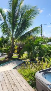 Bazén v ubytování Bungalows Ti Lodge Martinique - près de la plage avec jacuzzi privé nebo v jeho okolí