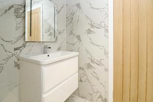 Koupelna v ubytování Beachwalk Apartments by Nova Suites + 11 fotografií