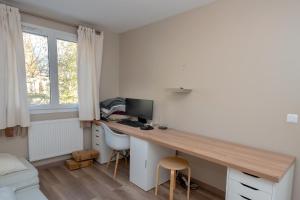 TV a/nebo společenská místnost v ubytování Chalet 6 à 8 pers au bord du lac