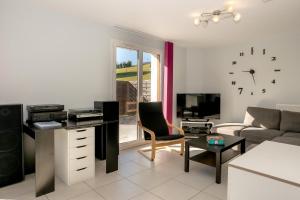 TV a/nebo společenská místnost v ubytování Chalet 6 à 8 pers au bord du lac