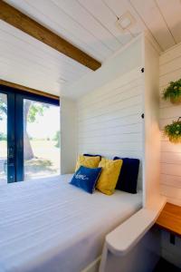 Voodi või voodid majutusasutuse Elegant Container Tiny House Yellow & Blue toas +22 fotot