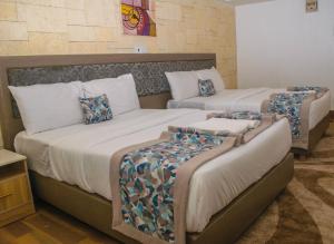 เตียงในห้องที่ Blue Orange Hotel and Towers