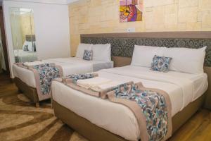 เตียงในห้องที่ Blue Orange Hotel and Towers
