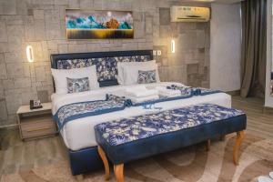 เตียงในห้องที่ Blue Orange Hotel and Towers