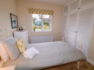 Ένα ή περισσότερα κρεβάτια σε δωμάτιο στο Betty's Farm Cottage