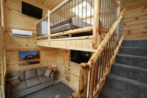 einen Blick über eine Treppe in einem Blockhaus in der Unterkunft Treetop #9 at East Zion Resort in Orderville
