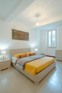una camera da letto con un letto grande in una stanza bianca di Domus Superior Domizio - Pantheon a Roma