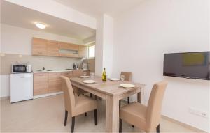 Dapur atau dapur kecil di Cozy Apartment In Starigrad Paklenica