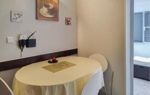 Χώρος καθιστικού στο 1 Bedroom Awesome Apartment In Pag +11 φωτογραφίες