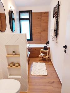 un piccolo bagno con un water e un lavandino di Style in style near bus station Nivy a Bratislava