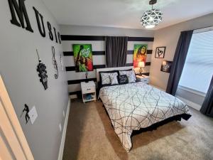 Postel nebo postele na pokoji v ubytování Luxury Listing - 92 Walkable Score Downtown Kzoo