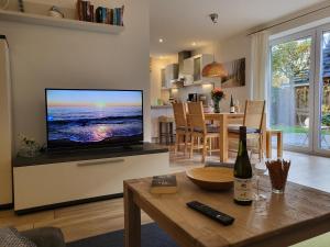 TV a/nebo společenská místnost v ubytování Ferienwohnung "Dorfwinkel 15"