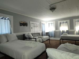 Una habitación de hotel con dos camas y dos sillas. en Heart of Downtown Craftsman Walk to Shops Dining, en Columbus