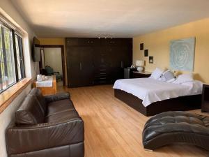 Imagen de la galería de Casa Galeana- Tropical 1-BD 1-WC Mountain Top Luxury Suite with Stunning Views, en Ajijic