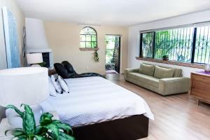 Imagen de la galería de Casa Galeana- Tropical 1-BD 1-WC Mountain Top Luxury Suite with Stunning Views, en Ajijic