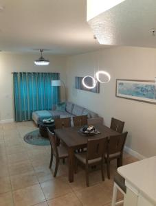 una sala de estar con una mesa y un sofá en Venetian Bay Villages, en Kissimmee