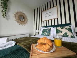 Isle of WightにあるOcean View Hideawayのベッド1台(パンプレート1皿、オレンジジュース1杯付) +7枚の写真