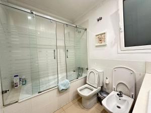 a bathroom with a toilet and a shower and a sink at Alojamiento Gran via in Barcelona