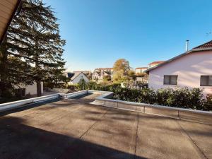 une allée menant à une maison blanche avec des arbres dans l'établissement Studio 2 personnes Proche Centre-Ville, à Besançon