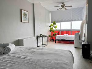 a bedroom with a bed and a ceiling fan at ATL Downtown 2BR King Bed Free Parking LM2007 in Atlanta