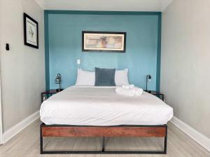 a bedroom with a large bed with a blue wall at ATL Downtown 2BR King Bed Free Parking LM2007 in Atlanta