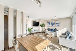 un soggiorno con un tavolo e un divano di Costa Viña 3B Balcony & View a Viña del Mar