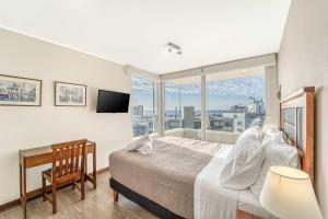 una camera da letto con un letto e una grande finestra di Costa Viña 3B Balcony & View a Viña del Mar
