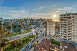 una vista aerea di una città con edifici e una strada di Costa Viña 3B Balcony & View a Viña del Mar