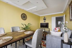 Μια τηλεόραση ή/και κέντρο ψυχαγωγίας στο Chic and spacious apart with parking